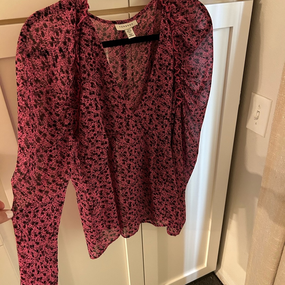 Top shop slight puff shoulder. Super cute fit. Size 8 US. Worn 2x